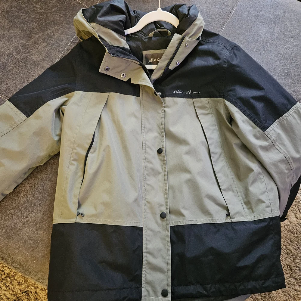 Eddie Bauer Women's Black and Green Rain Jacket - Picture 3 of 5
